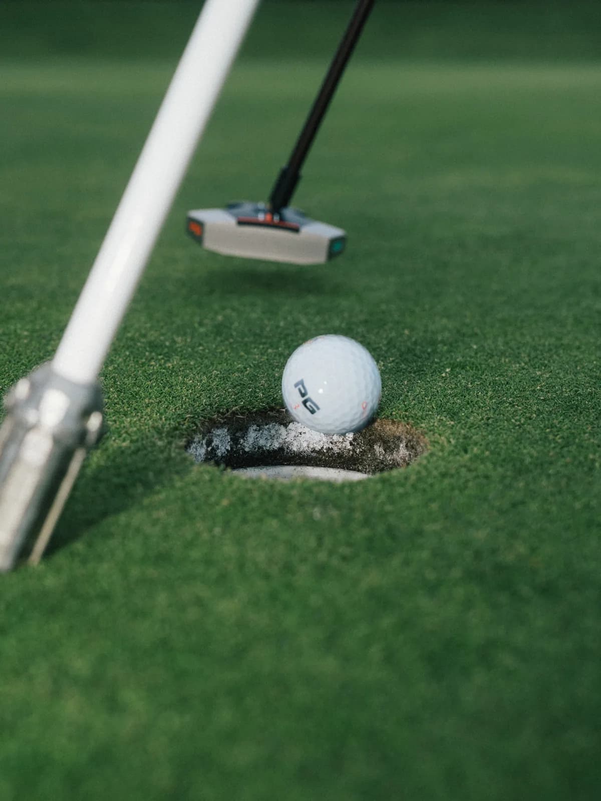 PG ball dropping into the cup with the RS1 putter
