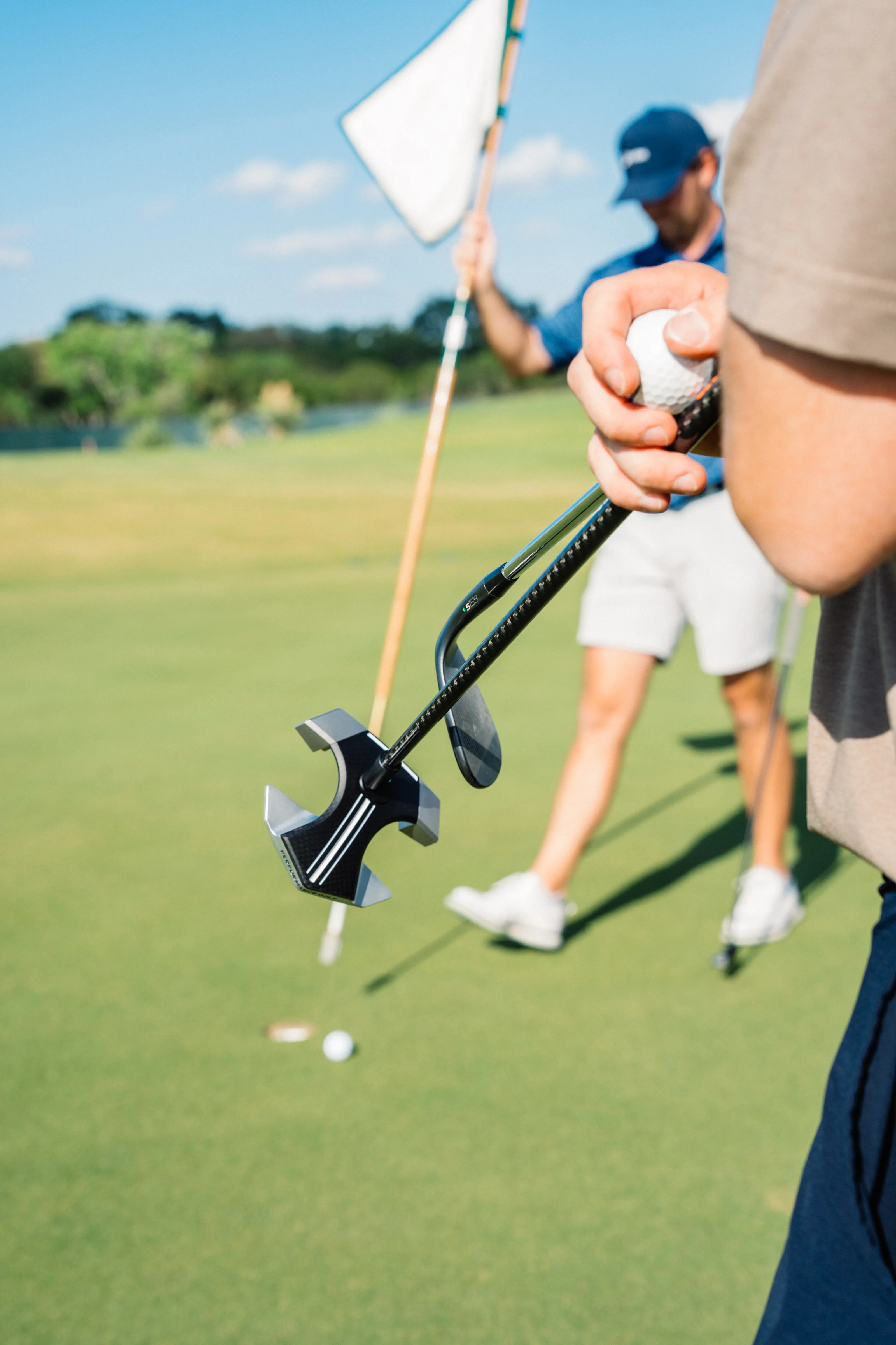 RS1 putter dangling with flag holder on the green